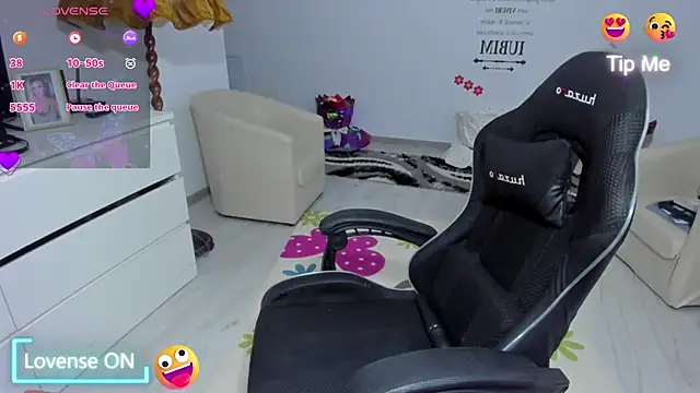 GlossyDiamondX online show from March 17, 2026, 5:11 am