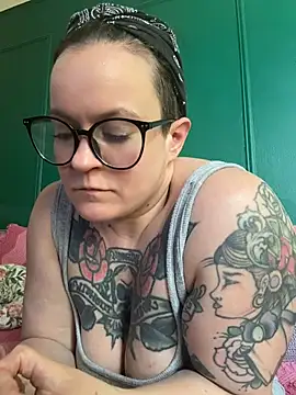 quinnmariexo online show from May 4, 2026, 6:04 pm