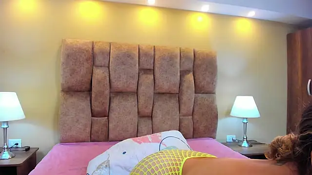 MiiaHot online show from December 1, 2025, 8:36 pm