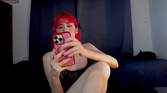 lanaturner  online show from December 5, 2024, 11:40 pm