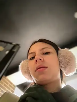 Snapshot of Bonniepark chatting on October 7, 2025, 12:35 pm Bonniepark online show from October 7, 2025, 12:35 pm