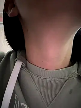 Snapshot of Bonniepark chatting on October 11, 2025, 12:47 pm Bonniepark online show from October 11, 2025, 12:47 pm