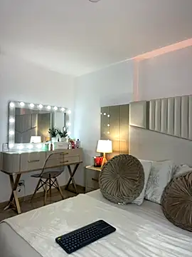  laura 02 online show from November 1, 2025, 8:22 pm