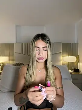 Snapshot of _laura_02 chatting on March 21, 2026, 6:55 pm laura 02 online show from March 21, 2026, 6:55 pm