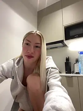 LuisaBecker online show from January 2, 2025, 3:19 pm