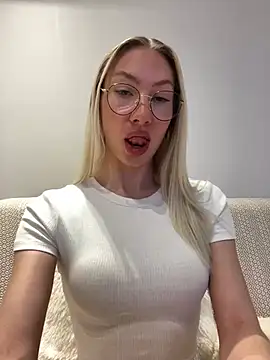 LuisaBecker online show from February 26, 2025, 6:43 pm