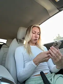 LuisaBecker online show from October 18, 2025, 12:28 pm