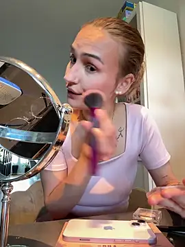 Snapshot of TheDirtyKiiwi chatting on April 16, 2026, 9:43 am TheDirtyKiiwi online show from April 16, 2026, 9:43 am