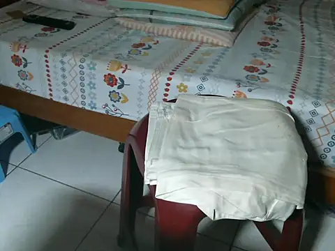 triangle0623 online show from October 8, 2025, 10:24 am