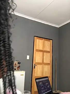 Nicole Liam  online show from October 6, 2025, 12:02 pm