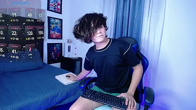 Snapshot of andyboy- chatting on October 1, 2025, 11:33 pm andyboy- online show from October 1, 2025, 11:33 pm