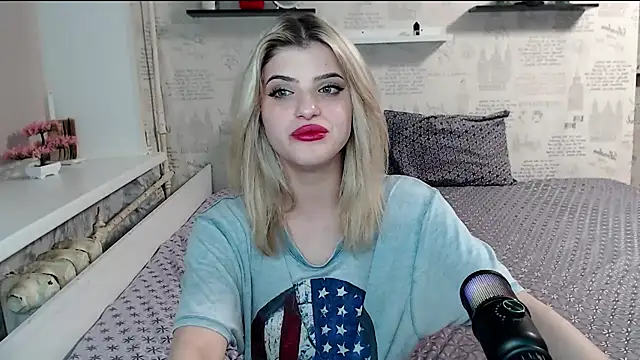 AleksandraFlores online show from April 14, 2026, 11:55 pm