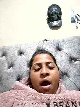Giselabrunette25 online show from May 7, 2026, 4:51 am