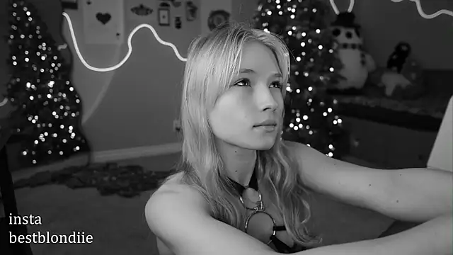 Snapshot of bestblonde chatting on January 2, 2025, 5:18 pm bestblonde online show from January 2, 2025, 5:18 pm