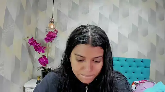 Snapshot of LindaBreeS chatting on October 10, 2025, 1:43 pm LindaBreeS online show from October 10, 2025, 1:43 pm