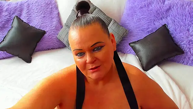 MilanaBiegert online show from October 1, 2025, 8:20 am