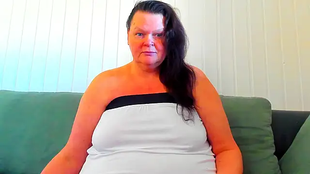 MilanaBiegert online show from March 26, 2026, 2:44 pm