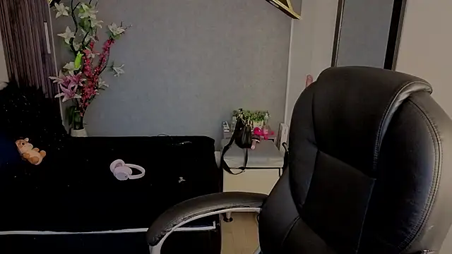 almma shy online show from October 22, 2025, 1:22 pm