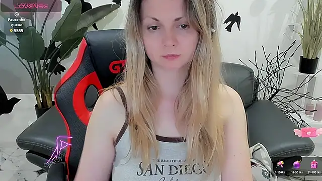 SmilingEmily  online show from January 14, 2025, 9:13 am
