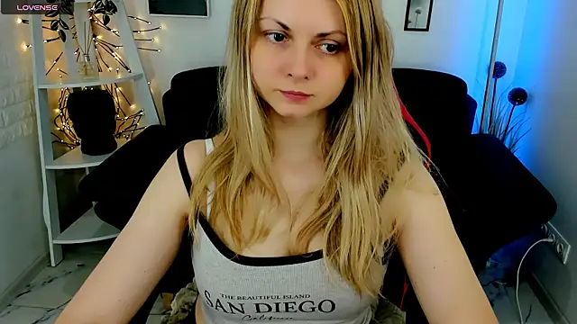 SmilingEmily  online show from March 13, 2025, 7:42 am