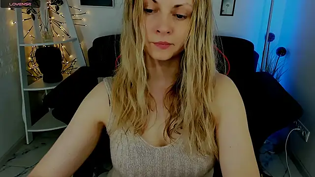 SmilingEmily  online show from March 14, 2025, 7:37 am