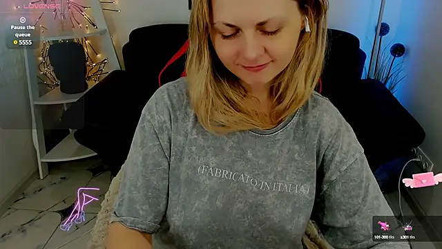 SmilingEmily  online show from March 14, 2025, 10:39 am