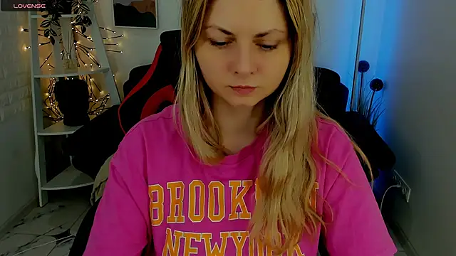 SmilingEmily  online show from March 17, 2025, 7:24 am