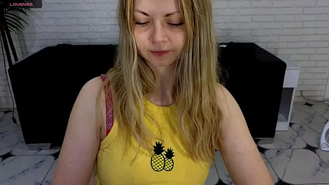 SmilingEmily  online show from March 18, 2025, 7:30 am