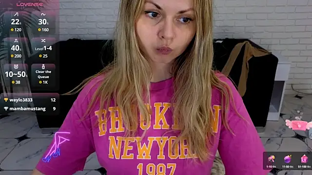 SmilingEmily  online show from March 18, 2025, 10:36 am