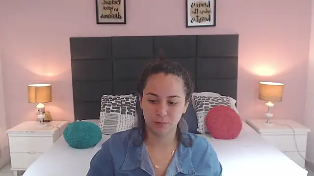MadisonJenner online show from December 19, 2024, 12:12 pm