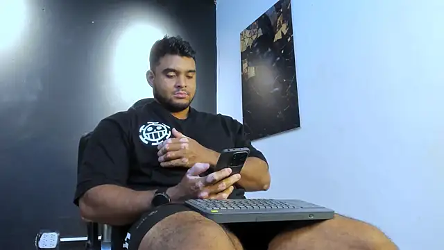 Big furry bear13 online show from May 6, 2026, 10:04 pm