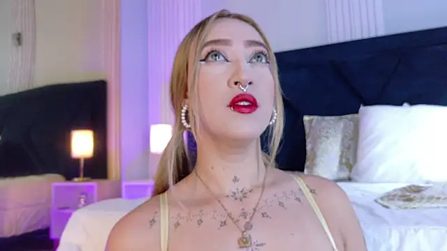 MollyCruz online show from November 18, 2025, 11:25 am