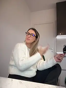 HotXMom online show from January 3, 2025, 7:27 am