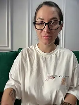 HotXMom online show from March 4, 2026, 7:25 am