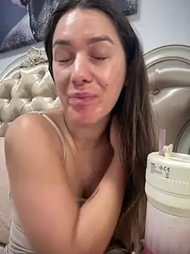 HotXMom online show from June 10, 2026, 6:23 am
