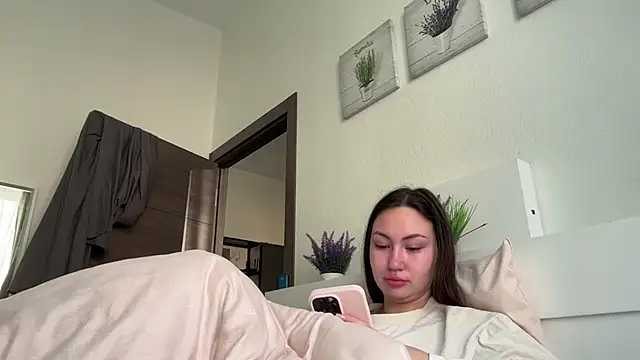 GIGI BENNET online show from October 1, 2025, 5:35 am