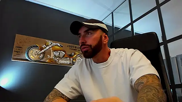 Snapshot of AronGrant chatting on September 22, 2025, 9:55 am AronGrant online show from September 22, 2025, 9:55 am