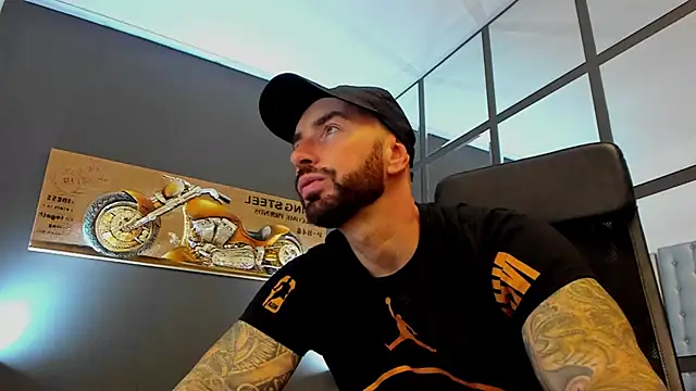 Snapshot of AronGrant chatting on October 3, 2025, 9:06 am AronGrant online show from October 3, 2025, 9:06 am