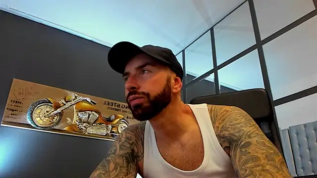 Snapshot of AronGrant chatting on October 9, 2025, 8:34 am AronGrant online show from October 9, 2025, 8:34 am