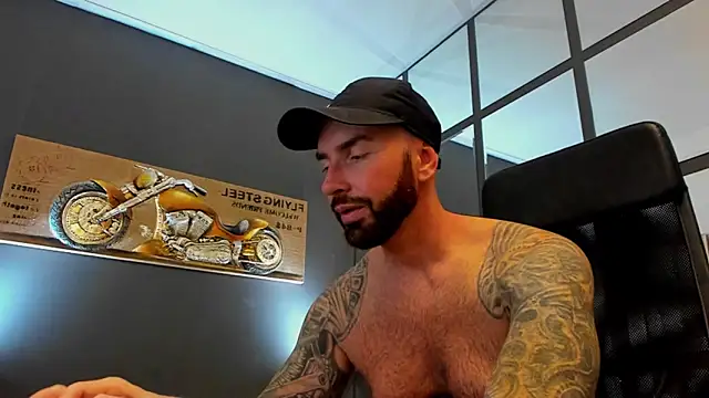 Snapshot of AronGrant chatting on October 13, 2025, 10:04 am AronGrant online show from October 13, 2025, 10:04 am