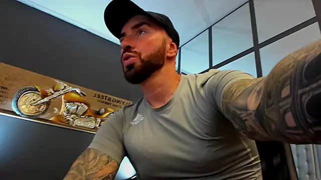 Snapshot of AronGrant chatting on October 14, 2025, 10:27 am AronGrant online show from October 14, 2025, 10:27 am