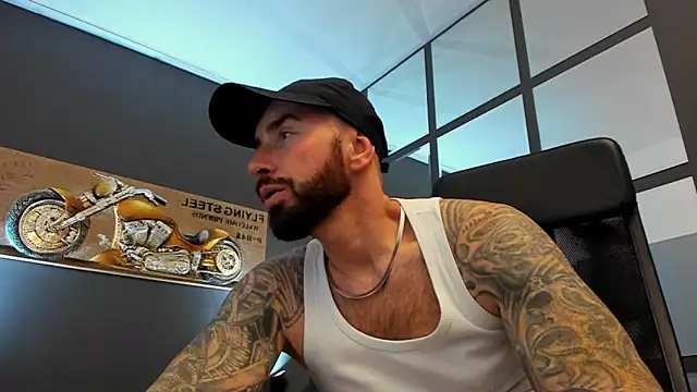 Snapshot of AronGrant chatting on November 3, 2025, 9:32 am AronGrant online show from November 3, 2025, 9:32 am