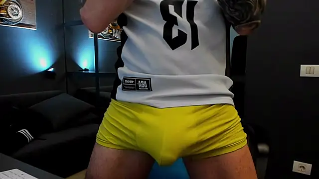 Snapshot of AronGrant chatting on February 17, 2026, 10:45 am AronGrant online show from February 17, 2026, 10:45 am