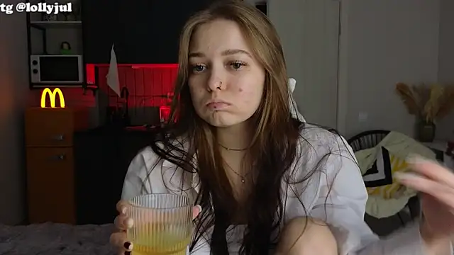 Snapshot of doll_lol_ chatting on October 22, 2025, 5:45 pm doll lol online show from October 22, 2025, 5:45 pm