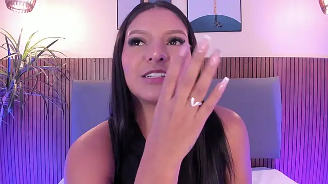 NicolleeEvanss online show from November 17, 2025, 12:33 pm