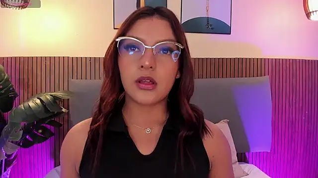 NicolleeEvanss online show from May 5, 2026, 11:07 am