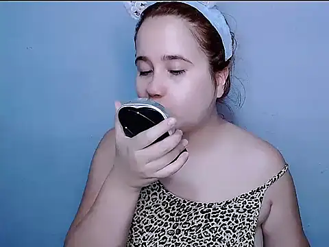 Snapshot of SubLayla01 chatting on October 17, 2025, 5:15 pm SubLayla01 online show from October 17, 2025, 5:15 pm