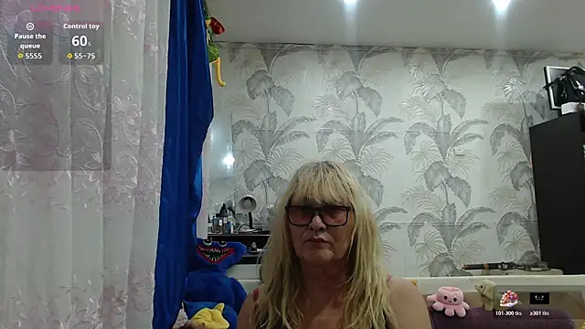 CamDiva113 online show from November 10, 2025, 2:16 pm