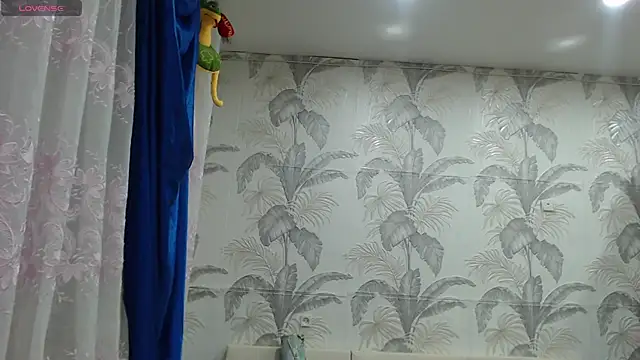 CamDiva113 online show from December 5, 2025, 11:52 am