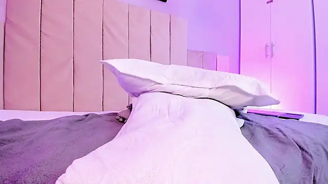 Snapshot of April_bowie chatting on March 6, 2025, 3:24 pm April bowie online show from March 6, 2025, 3:24 pm